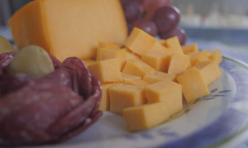 edamer sir na dasci sa suvim mesom