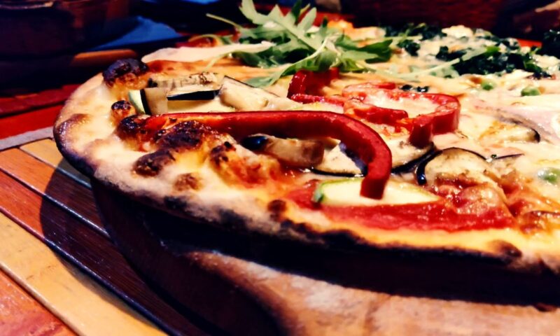 pica sa sirom paprikom i povrćem