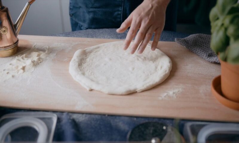 prikaz razvlačenja testa za picu