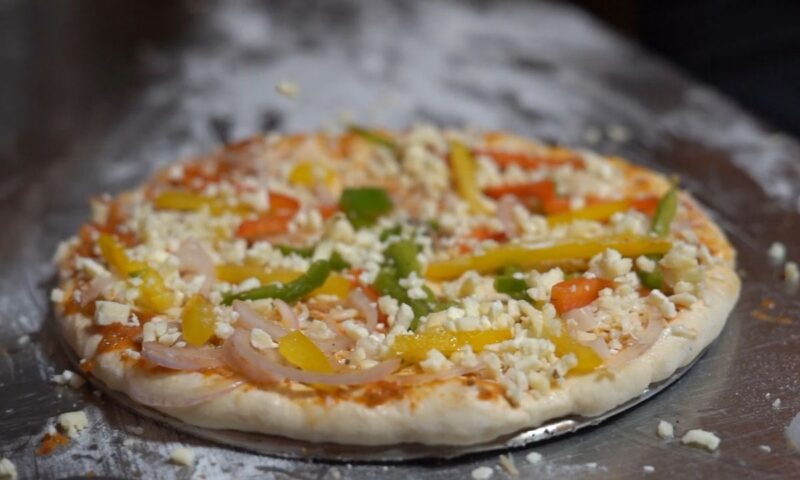 prikaz pice sa porćem i sirom